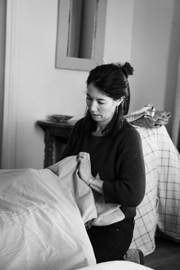 nathalie prépare une chambre
