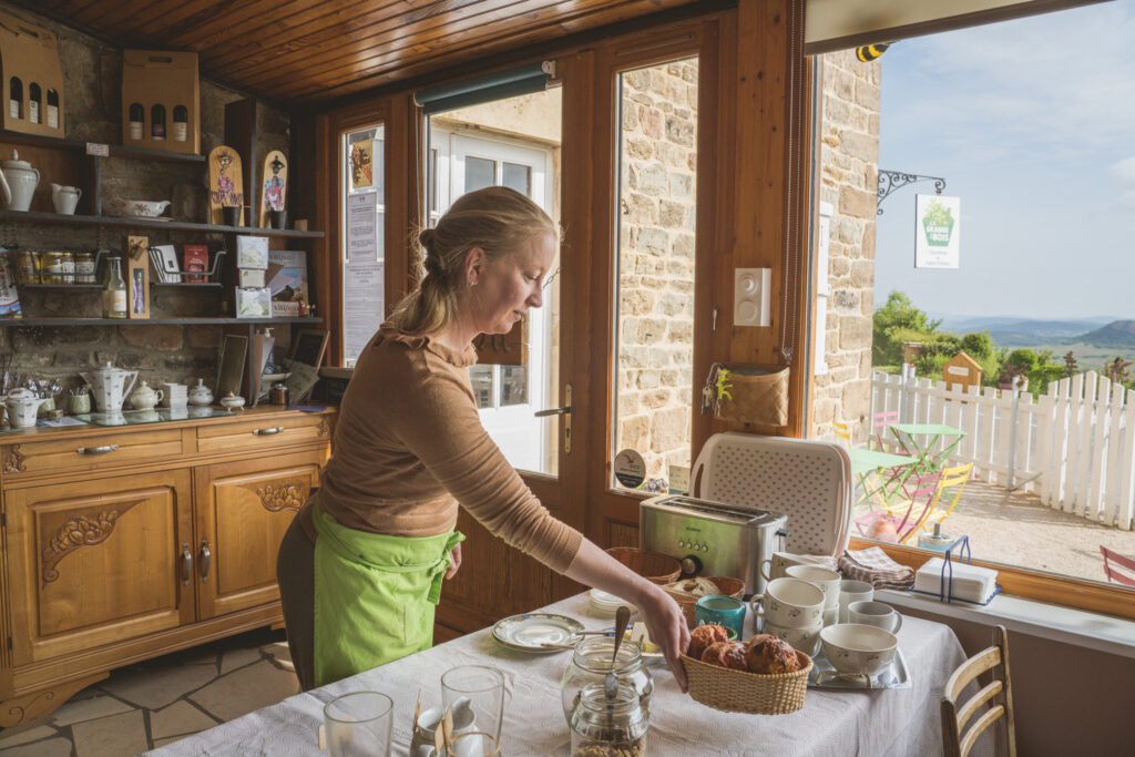 Marine sert le buffet